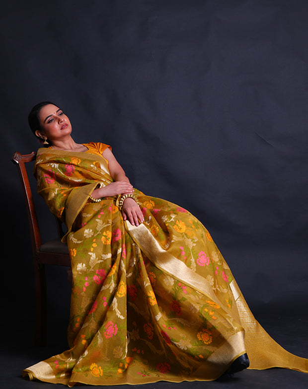 The oily mustard Banarasi kora saree you've described sounds exquisite and vibrant.- BSK010549