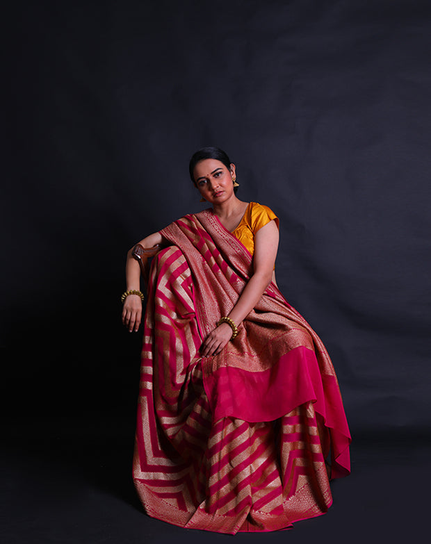 The rani pink khadi georgette Banarasi saree you've described sounds absolutely stunning.- CHG04036