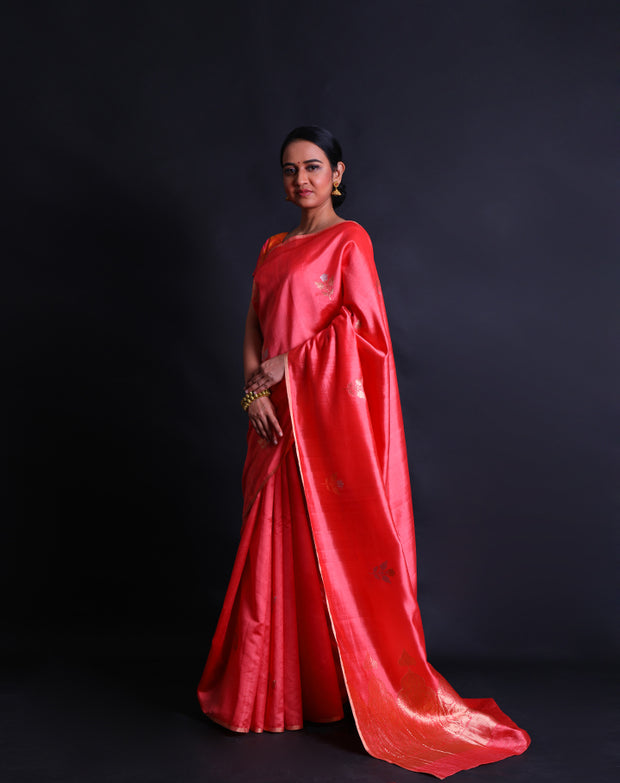 The peach Banarasi silk saree you've described sounds absolutely gorgeous.- BSK010532
