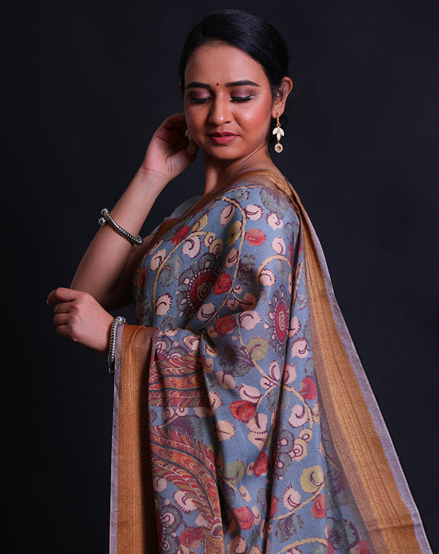 The light blue blended saree with Kalamkari print all over the drape sounds absolutely charming,- BLN00972