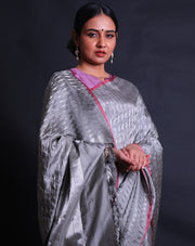 The dark grey Banarasi silk saree you're describing features a modern zig-zag design throughout,- BSK010541