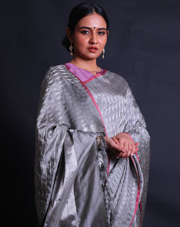 The dark grey Banarasi silk saree you're describing features a modern zig-zag design throughout,- BSK010541