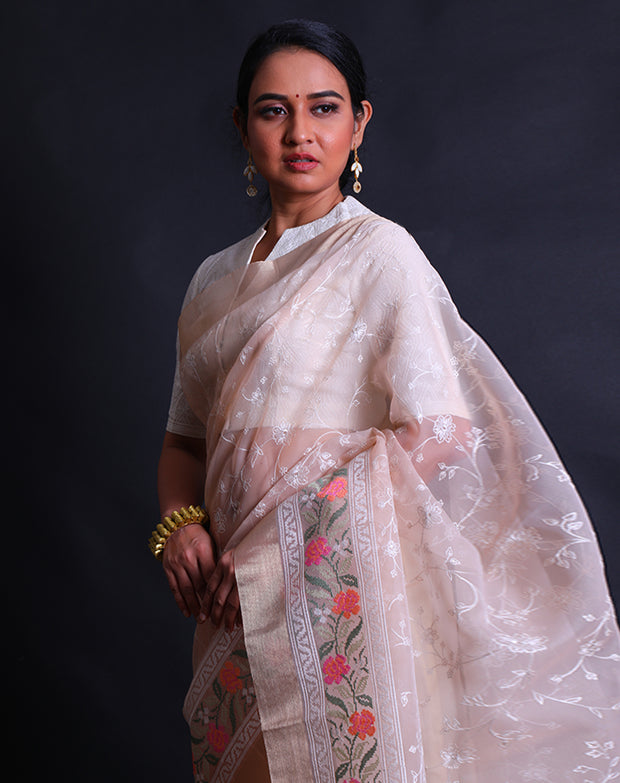 The light peach organza saree with machine embroidery in thread all over the drape,- BLN01555